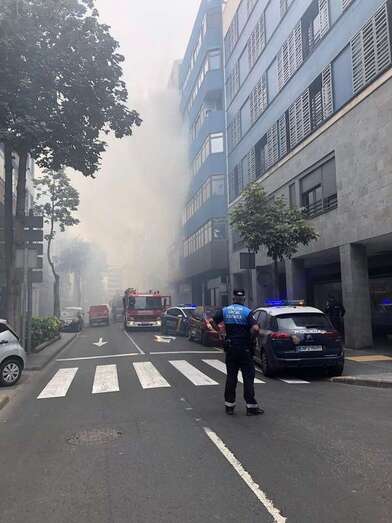 Los bomberos actuando en la zona (Foto Policía Local de LPGC)